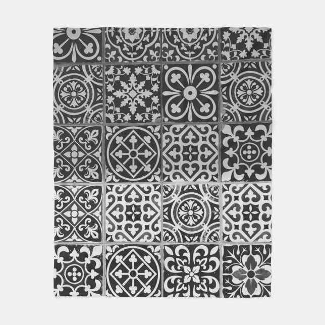 Black and white damask patterns fleece blanket (Front)