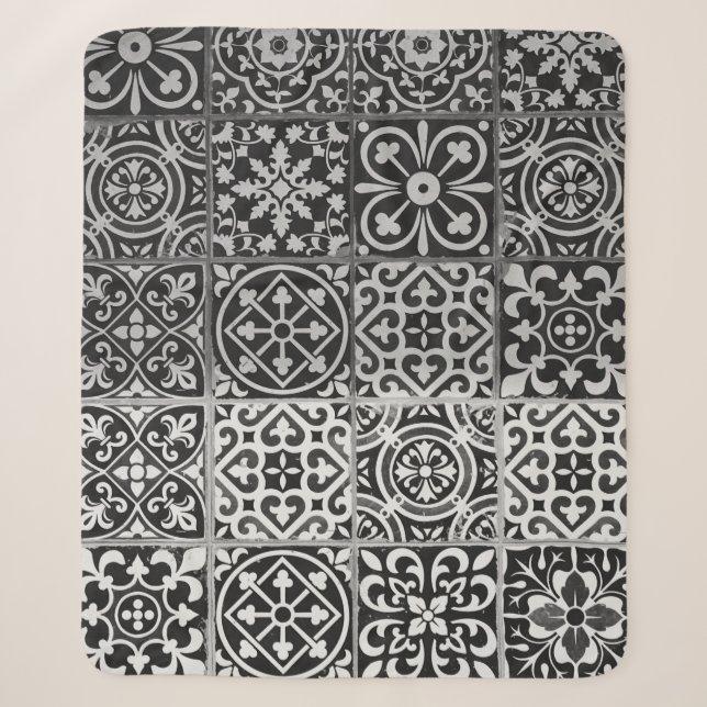 Black and white damask patterns sherpa blanket (Front)