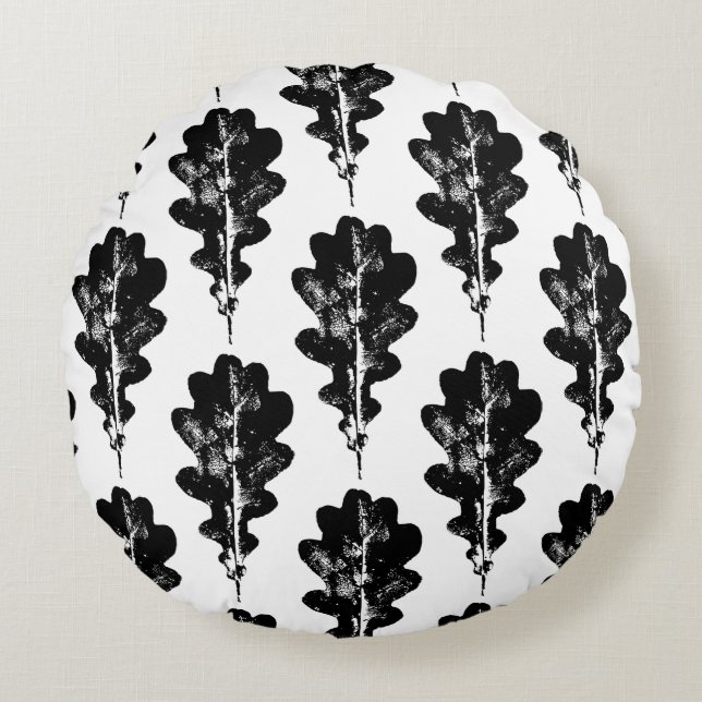 Black and White Oak Leaf Print Pattern Round Cushion (Front)