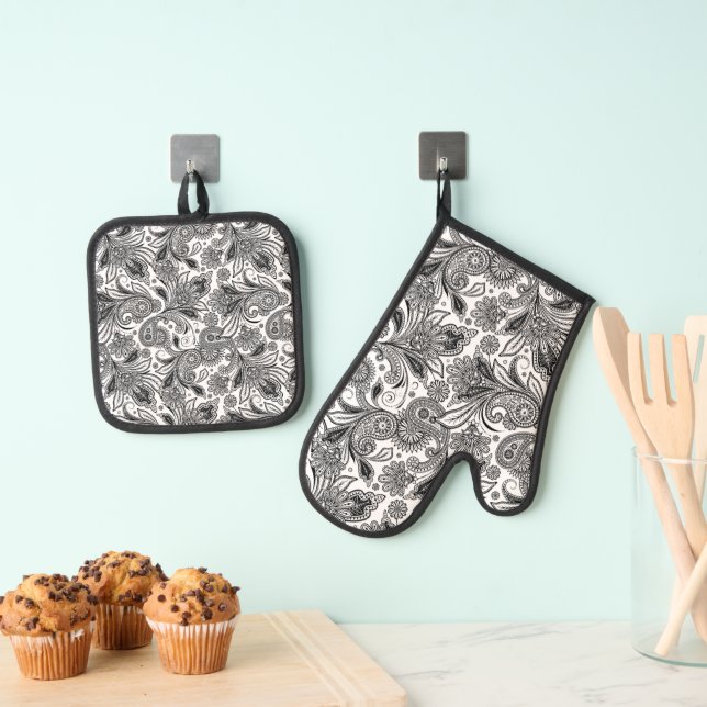 Black and white paislely oven mitt & pot holder set (Insitu(Hanging))