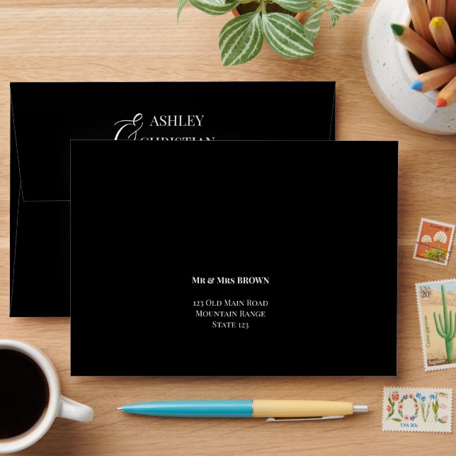 Black and white simple adressed wedding envelope (Desk)