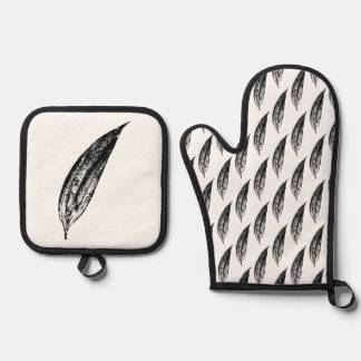 Black and White White Lily Leaf Print Oven Mitt & Pot Holder Set