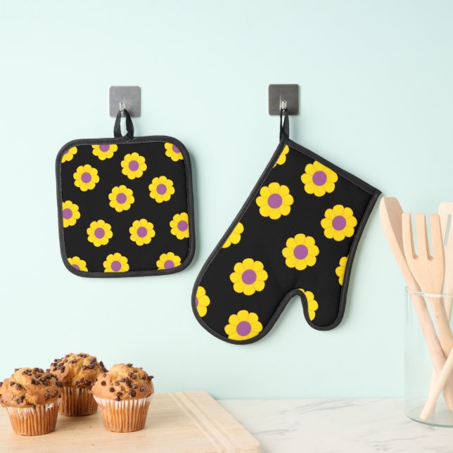 Black Potholders & Oven Mitts With Yellow Flowers Oven Mitt & Pot Holder Set (Insitu(Hanging))