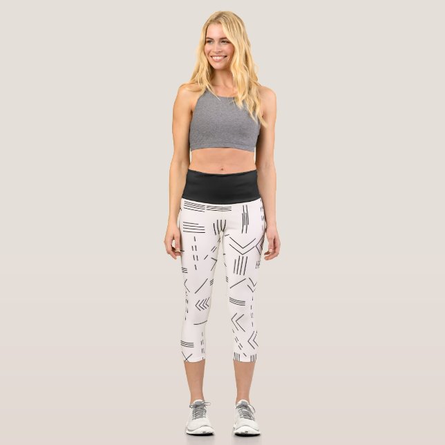 Black White Gorgeous Modern Geometric Pattern Capri Leggings (Front)