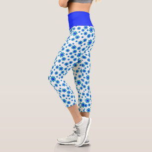Blue Daisies   Floral Repeating Daisy Pattern Capri Leggings