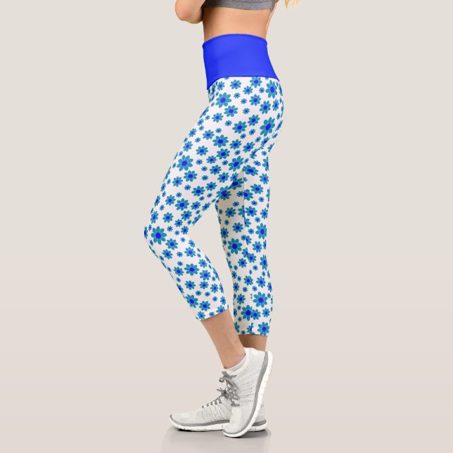 Blue Daisies | Floral Repeating Daisy Pattern Capri Leggings (Left)