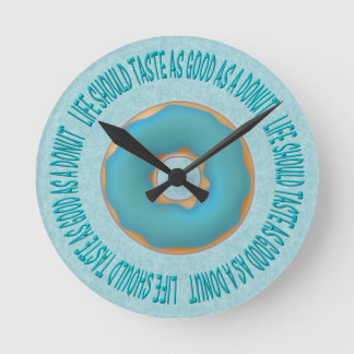 blue doughnut and text round clock