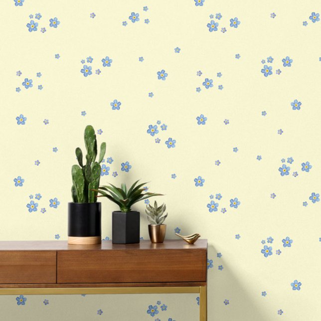 Blue Forget Me Not flowers watercolor - yellow Wallpaper (Eine romantische gelbe Wandtapete mit einem Muster aus kleinen, hellblauen Vergissmeinnicht-Blüten)