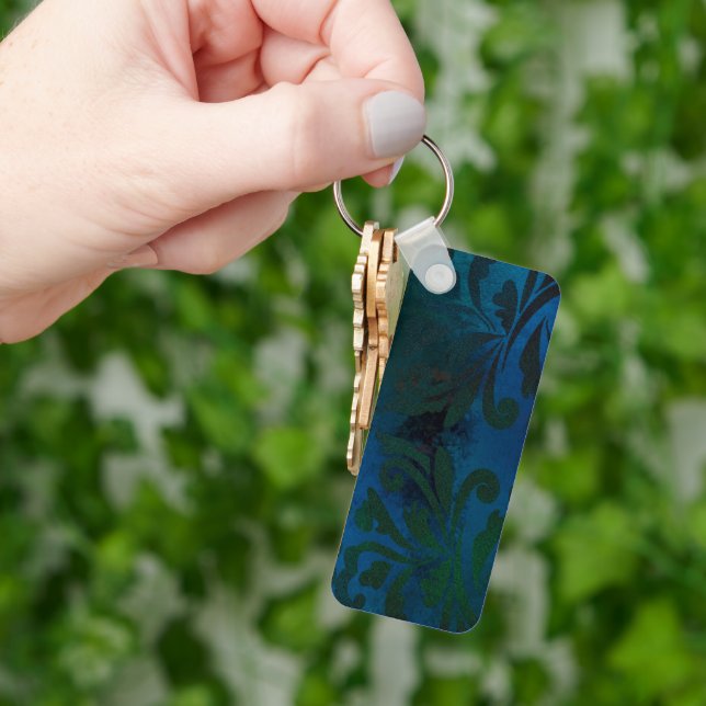 blue key ring (Hand)