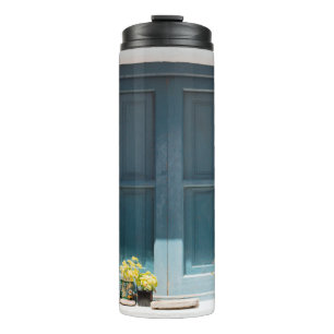 BLUE WOODEN DOOR ON WHITE CONCRETE WALL THERMAL TUMBLER