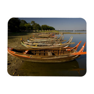 Boats on lake between Kyauktawgyi Paya and Magnet