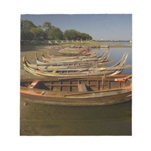 Boats on lake between Kyauktawgyi Paya and Notepad