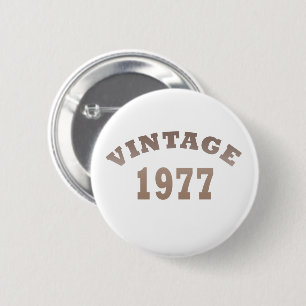 Born in 1977 vintage birthday 6 cm round badge