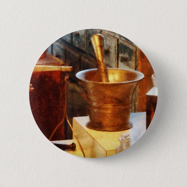 Brass Mortar And Pestle 6 Cm Round Badge (Front)