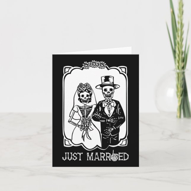 Bride Groom Just Married Skeleton Halloween Couple Card (Front)