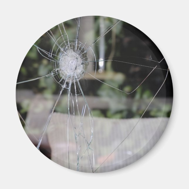 Broken show-window magnet (Front)