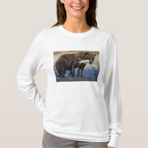 Brown bear, grizzly bear, with salmon catch, T-Shirt