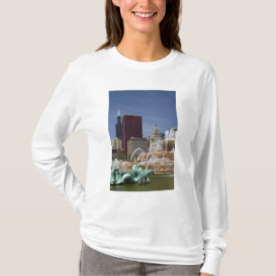 Buckingham Fountain located in Grant Park, T-Shirt