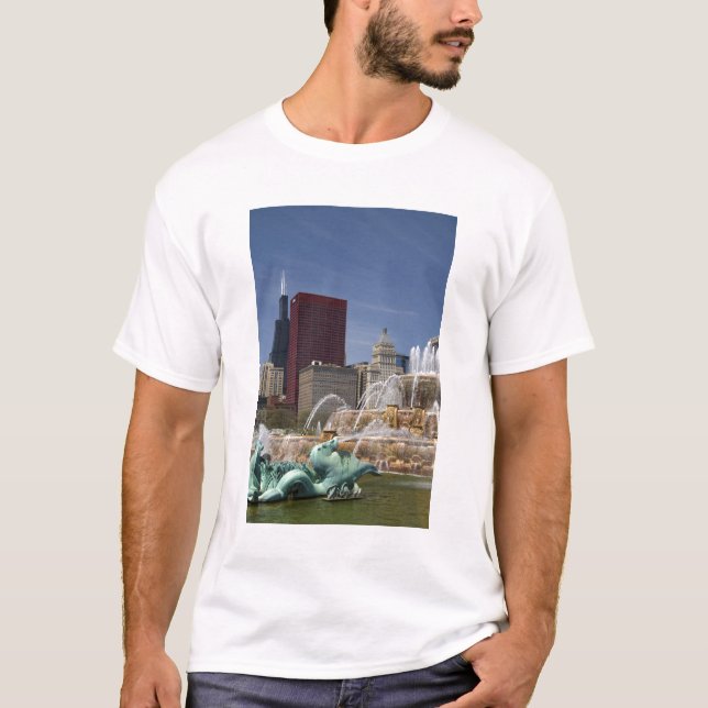 Buckingham Fountain located in Grant Park, T-Shirt (Front)