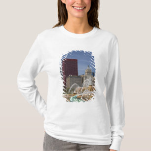 Buckingham Fountain located in Grant Park, T-Shirt