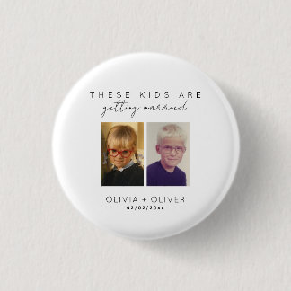 Budget, minimalist these kids are getting married 3 cm round badge