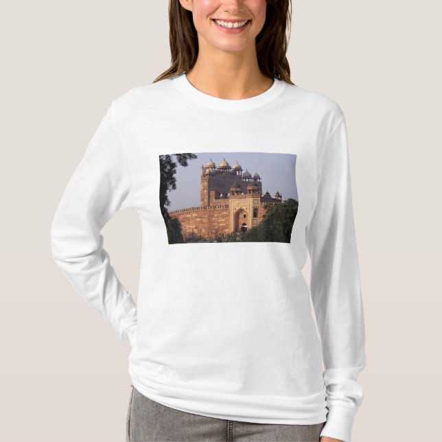 Buland Darwaza Gate of Victory) to the Dargah T-Shirt (Front)