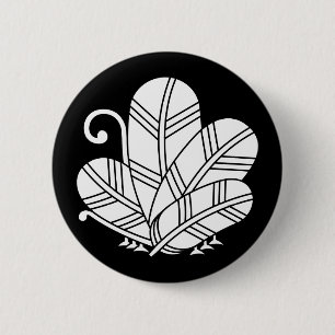 Butterfly-shaped hawk feathers 6 cm round badge