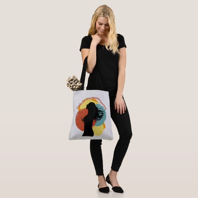 Cada dia trae nuevas opciones Spanish Wording Tee  Tote Bag (On Model)