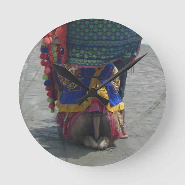 Camel on the toes.png round clock (Front)