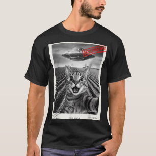 Cat Selfie Ufo Alien Funny Surprised Cat Meme Men T-Shirt