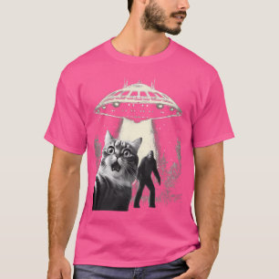 Cat Selfie With Alien Ufo Bigfoot Ape Funny Cat Me T-Shirt