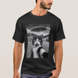 Cat Selfie With Alien UFO Funny Cat Gifts For Men  T-Shirt