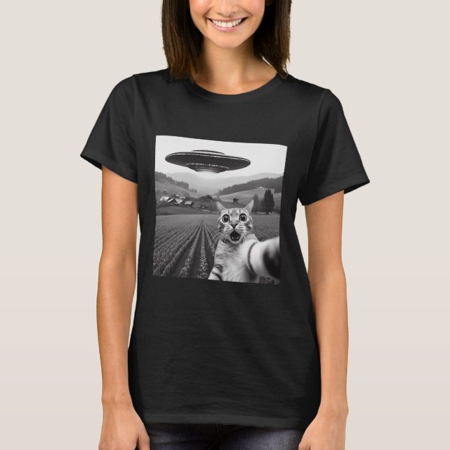 Cat Selfie With Alien Ufo Funny Cat Gifts For Men  T-Shirt (Front)