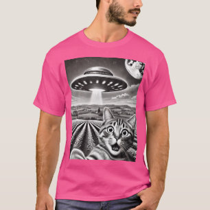 Cat Selfie With Alien Ufo Funny Cat Weird Graphic T-Shirt