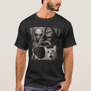 Cat Selfie With Bigfoot Alien Funny Gifts For Men T-Shirt