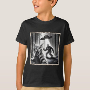 Cat Selfie With Bigfoot And Ufo Funny Sasquatch Ca T-Shirt
