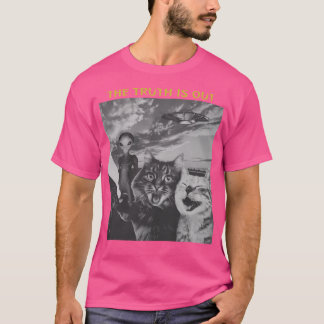 Cat Ufo Funny Absurd Selfie Sureal Retro Vintage T-Shirt