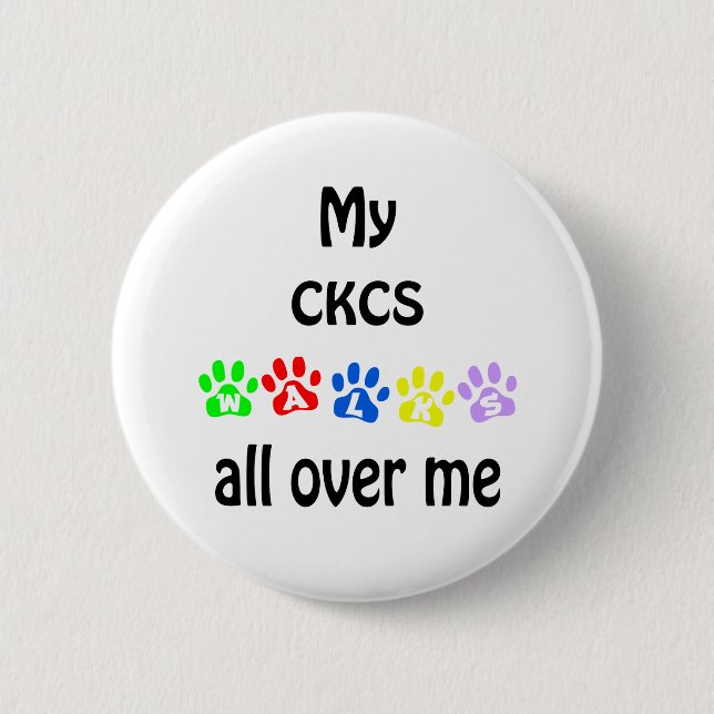 Cavalier King Charles Spaniel Walks Design 6 Cm Round Badge (Front)