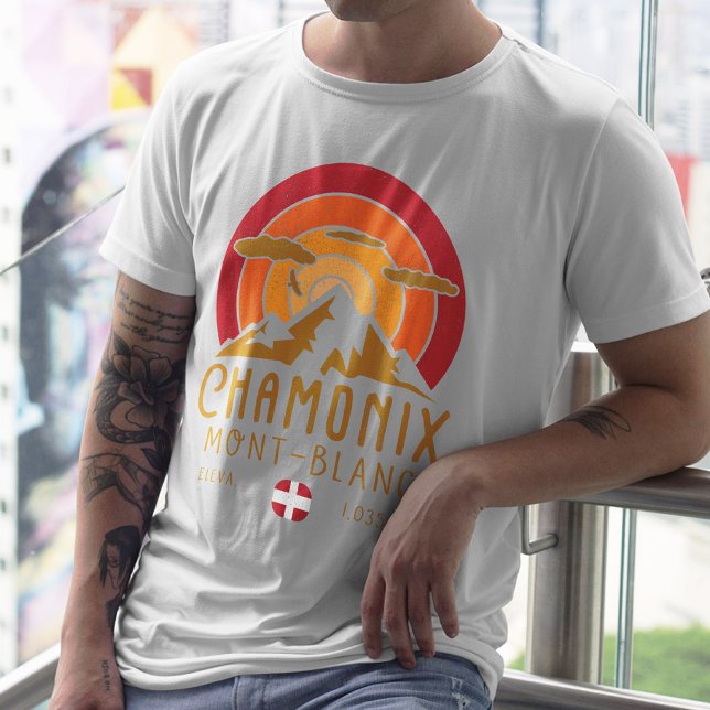 Chamonix France Retro Sunset Skiing Souvenirs 80s T-Shirt (Creator Uploaded)