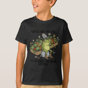 Check Out Bed Magic Happens Funny Frog Gardener T-Shirt