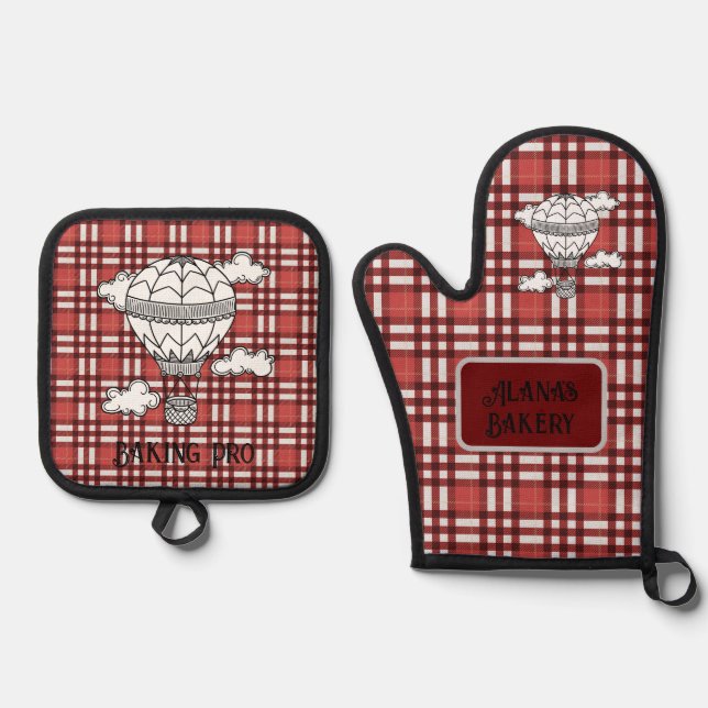 Cheerful Red Tartan Oven Mitt and Pot Holders Oven Mitt & Pot Holder Set (Front)