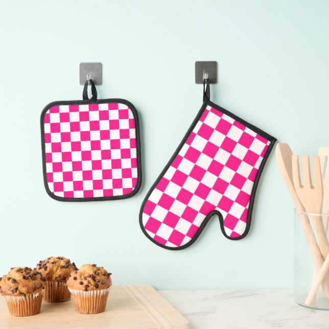 Chequered squares hot pink white geometric retro oven mitt & pot holder set (Insitu(Hanging))