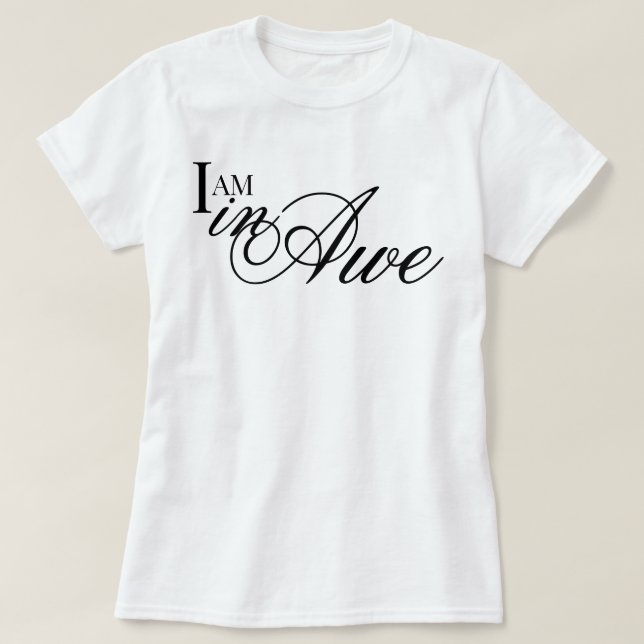 Chic script I AM in Awe aesthetic affirmation T-Shirt (Design Front)