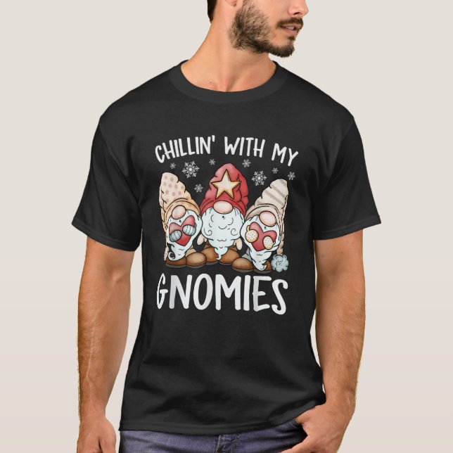 Chillin With My Gnomies Funny Gnome Christmas Paja T-Shirt (Front)