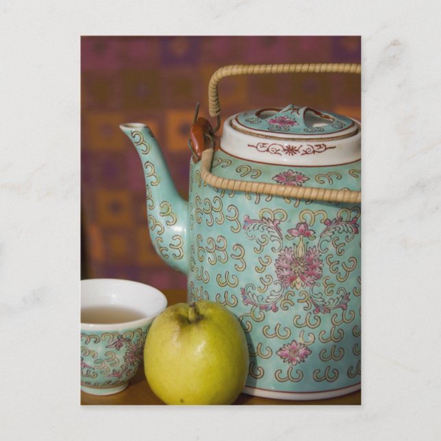 China, Hong Kong. Traditional Chinese teapot & 2 Postcard (Front)