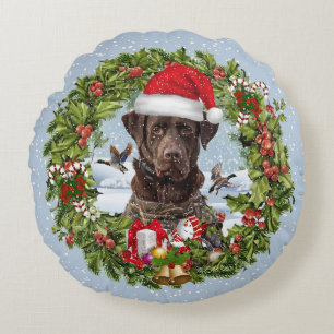 Chocolate Labrador Retriever, Christmas wreath Round Cushion