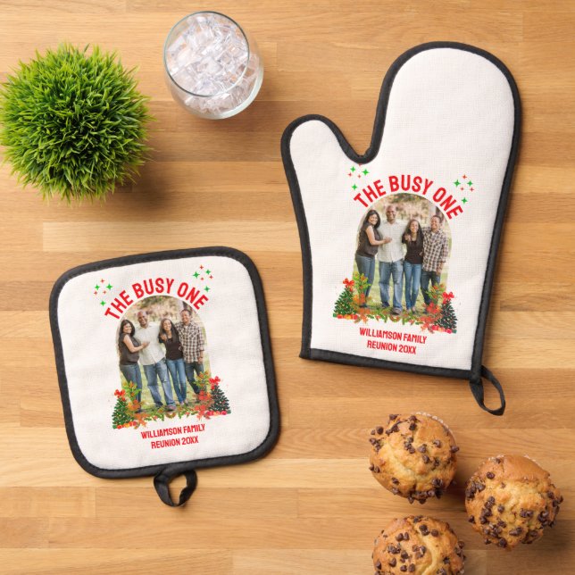 CHRISTMAS FAMILY REUNION 'THE BUSY ONE' OVEN MITT & POT HOLDER SET (Top Down)