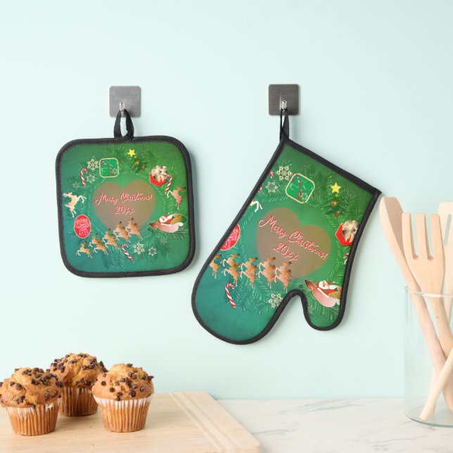 Christmassy Oven Mitt and Pot Holders Oven Mitt & Pot Holder Set (Insitu(Hanging))