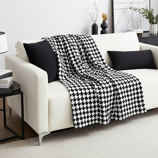Classic black houndstooth pattern fleece blanket (Creator Uploaded)
