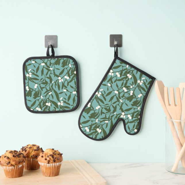 Classic Christmas Mistletoe in Blue and White Oven Mitt & Pot Holder Set (Insitu(Hanging))